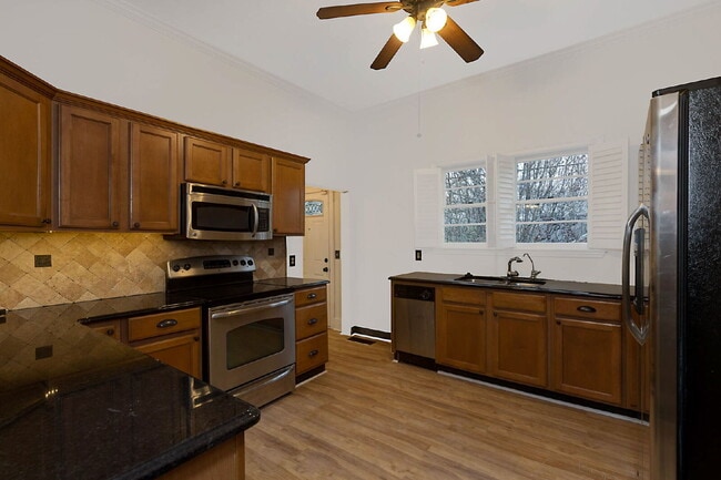 Building Photo - Stunning Renovated 4-Bedroom Home in Lakebottom with Screened Porch & Prime Location Near Fort Mo...