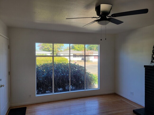 Building Photo - AVAILABLE NOW! 3 BEDROOM/2 BATH IN FAIRFIELD