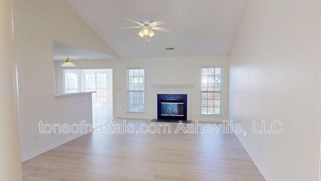 Building Photo - 342 Meadow Pathway Dr