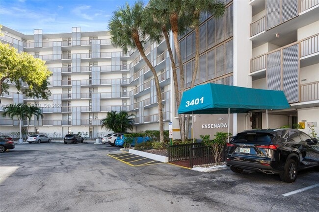 Building Photo - 3401 N Country Club Dr