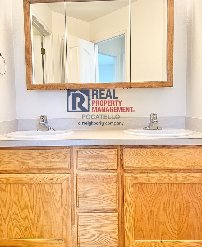 Building Photo - 4 Bedroom 1.5 Bath Townhome