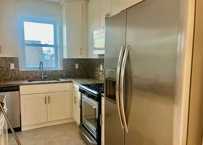 Building Photo - 10-12-12 Morton Pl