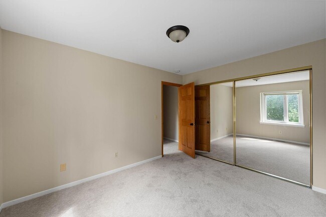 Building Photo - 304 Pondridge Cir