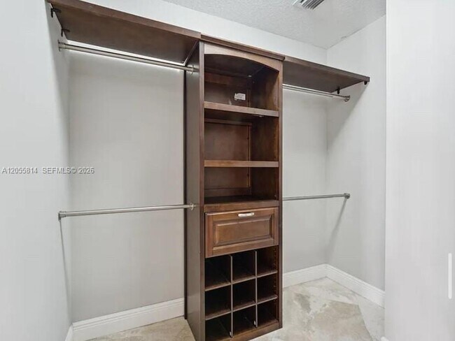 Building Photo - 975 Amy Ridge Ct