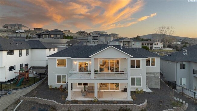 Building Photo - Stunning 5 Bedroom 4 Bath w/Daylight Basement West Richland!!!