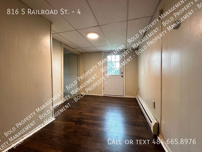 Building Photo - 816 S Railroad St