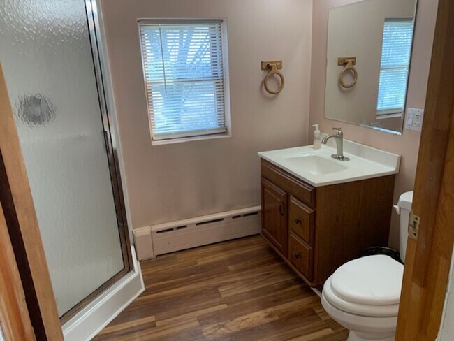 Building Photo - Newly Renovated 3 bedroom, 2.5 bath home