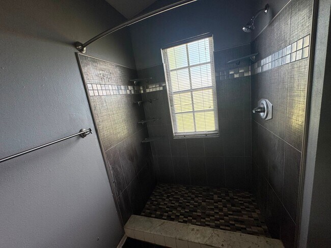 Building Photo - Spacious Lakeland 3-Bedroom Home with 2-Car Garage & Large Driveway