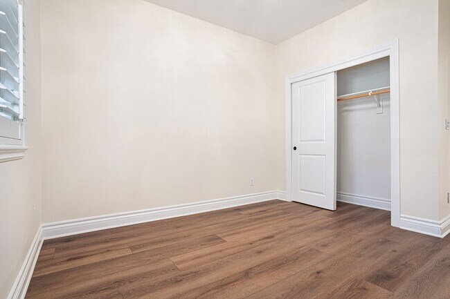 Building Photo - Beautiful Custom Townhouse In Desirable Wa...
