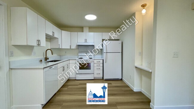Building Photo - MOVE-IN READY LUXURY RENTAL - Beautifully Renovated 3 Bedroom, 2 Bathroom Duplex in Quiet Cul-de-...