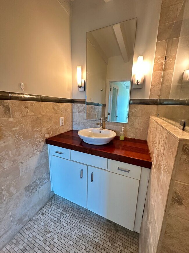Building Photo - 1 BED | 1.5 BATH | HIGH RISE CONDO | DOWNTOWN SAVANNAH | E Liberty & Drayton St