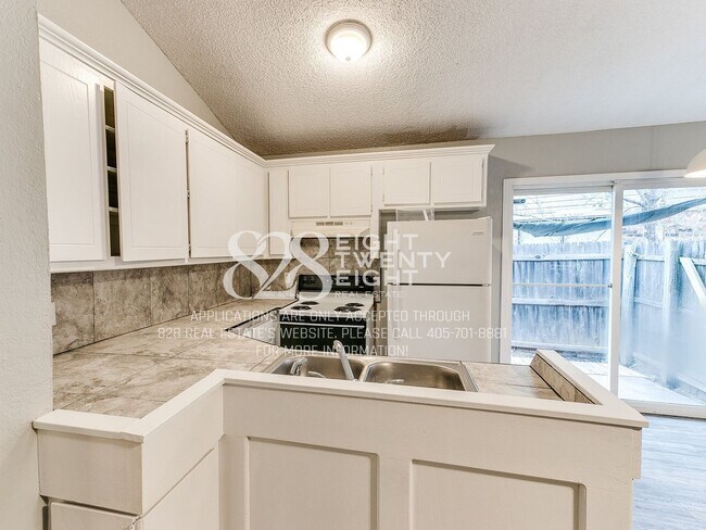 Building Photo - Now Touring & Available for Move in! 3 Bed/1.5 Bath Duplex in West Norman!