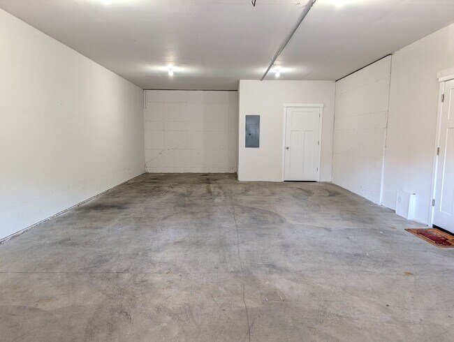 Building Photo - 1306 Digby Pl