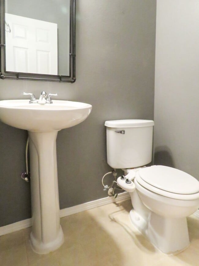 Building Photo - 2 Bedroom Plus Bonus Room - Tigard Townhom...