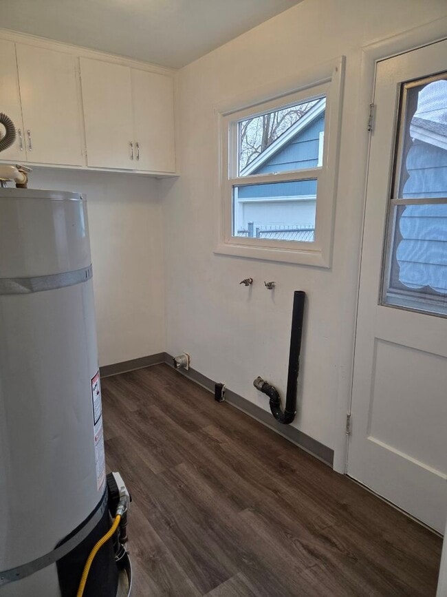 Building Photo - Charming three bedroom/one bath Medford Home | Available Now!