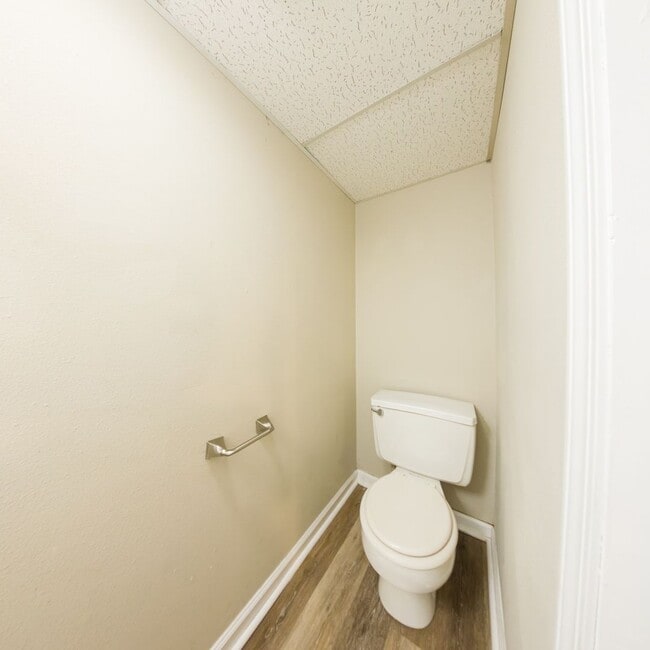 Building Photo - Updated 3 Bedroom 2.5 Bathrooms