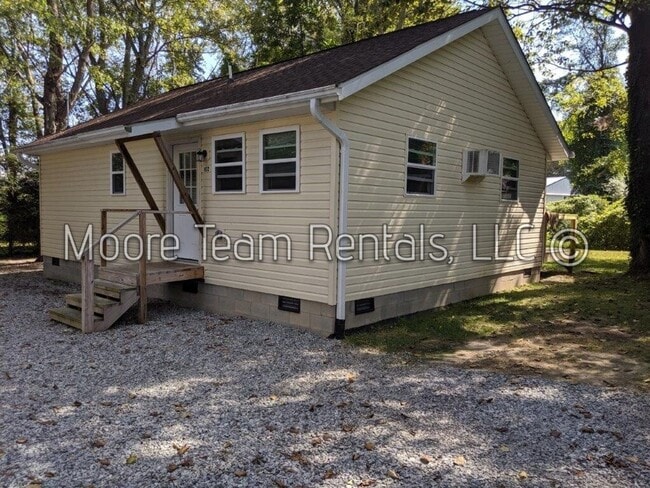 Primary Photo - Cozy 2 Bed House with Deck & Yard