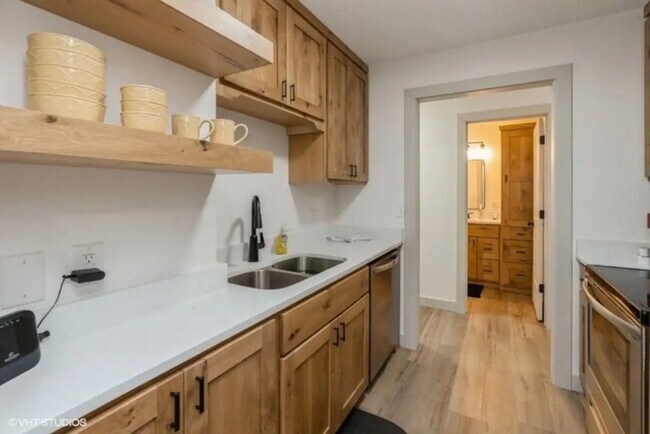 Building Photo - Vineyard Investors - 4