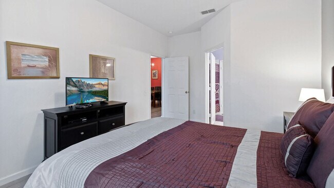 Building Photo - 8159 Fan Palm Way