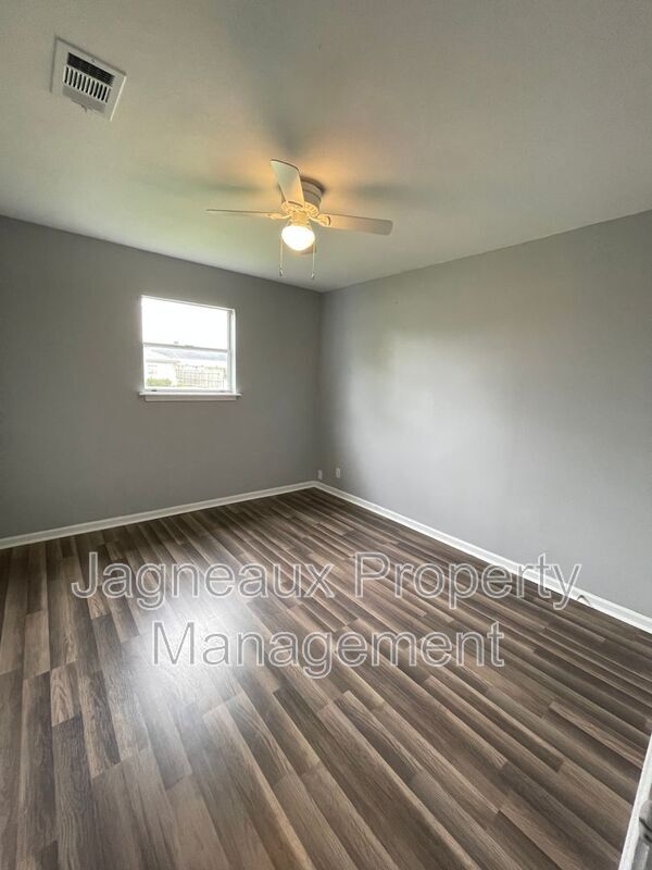 Building Photo - 1900 9th Ave