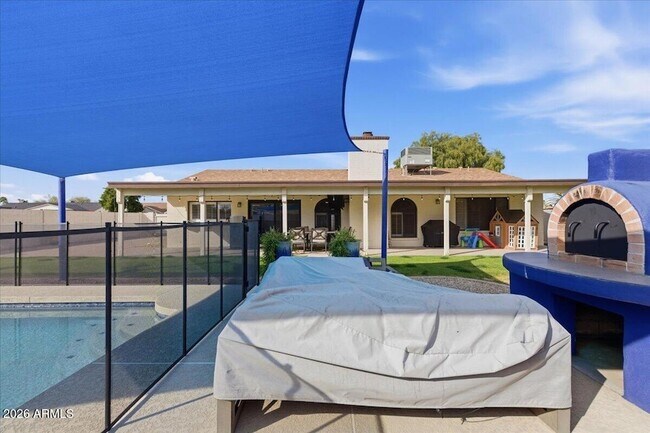 Building Photo - 6101 E Greenway Ln