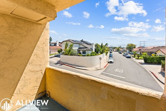 Building Photo - Newly Renovated 1 Bed / 1 Bath in Gated El Segundo Community – Pool, Gym, Parking & Prime Location