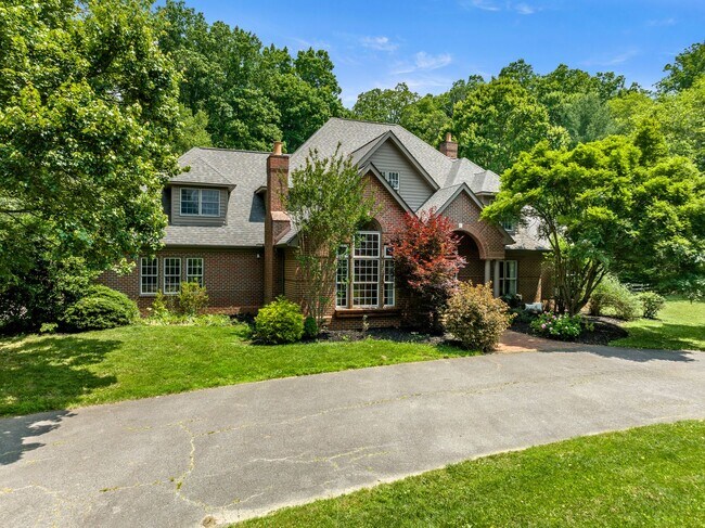 Building Photo - Spacious 6-Bedroom Furnished Home Near Asheville – Privacy, Comfort & Convenience!