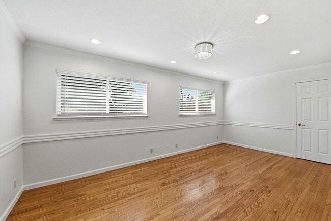 Building Photo - Move-In Ready Blossom Hill Gem – New Bathrooms and many upgrades!