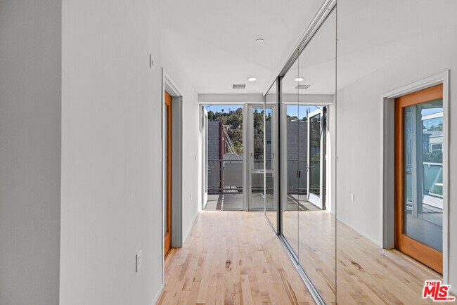 Building Photo - 3450 Cahuenga Blvd W