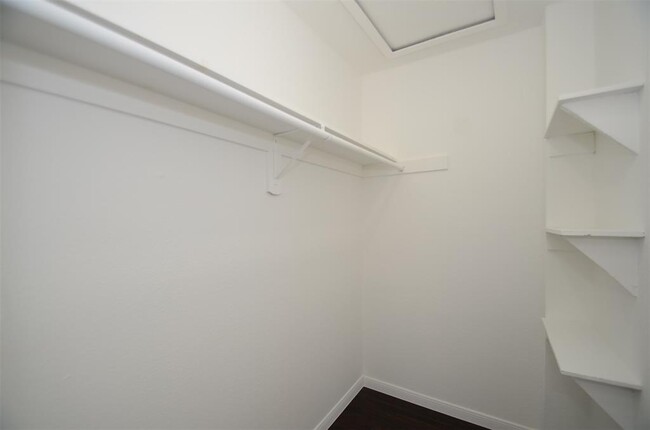 Building Photo - 5650 Birchmont Dr