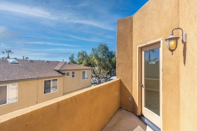 Building Photo - Beautiful 3 br/3.5ba Townhome in Pacific Beach Just Blocks to Crown Point Shores!