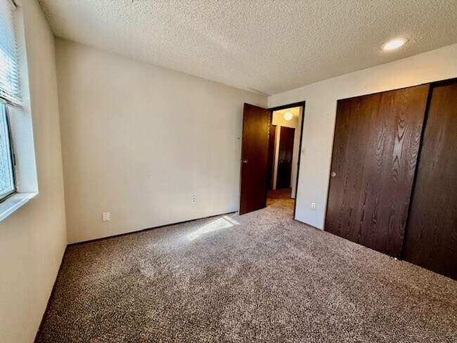 Building Photo - 1211 W Ivy Ave