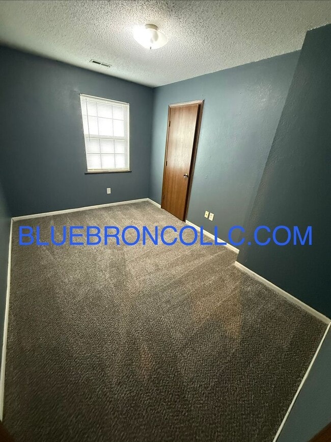 Building Photo - Great deal for an great property, Fresh paint and new carpet!