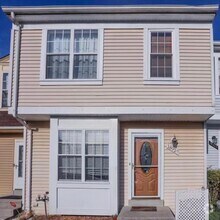 Building Photo - Beautiful Townhome Near Gunner's Lake in G...
