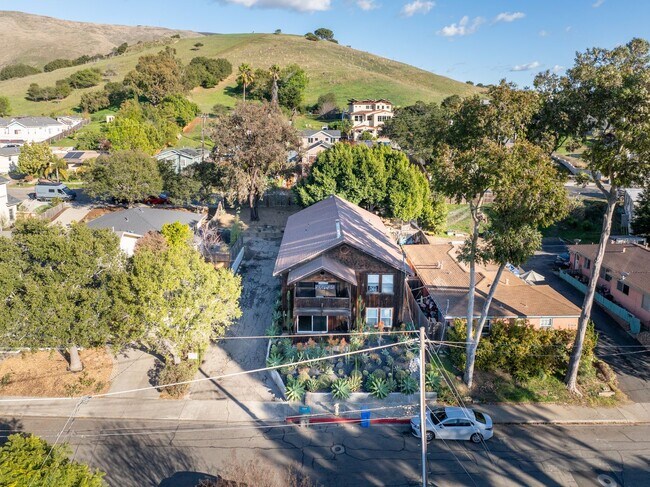 Building Photo - 2048 Swazey St