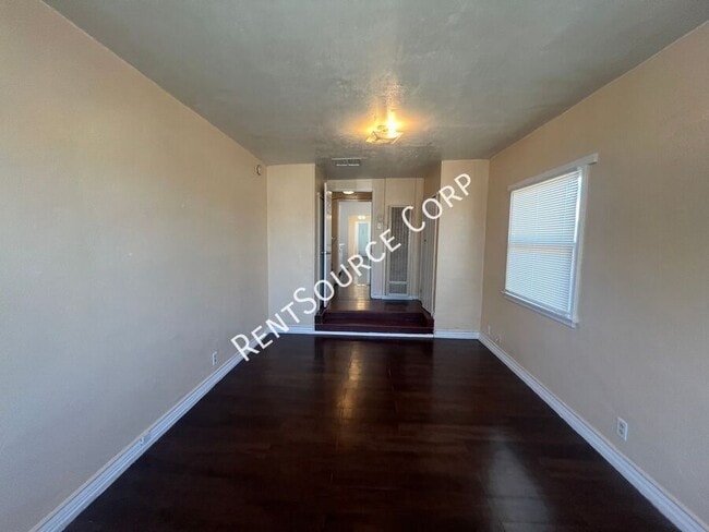 Building Photo - 920 Flora St