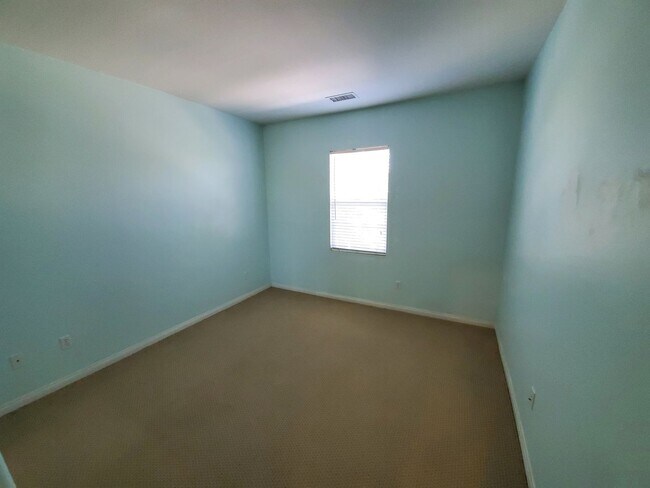 Building Photo - Spacious 4 Bedroom 3 Bath Two Story Riverp...