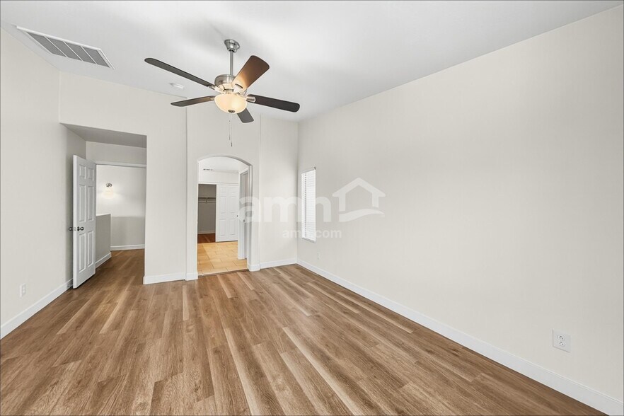 Building Photo - 16134 W Hope Dr