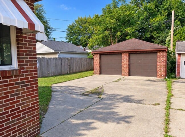 Building Photo - 3656 Torrance Dr