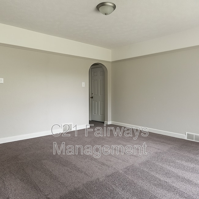 Building Photo - 864 Vankirk St