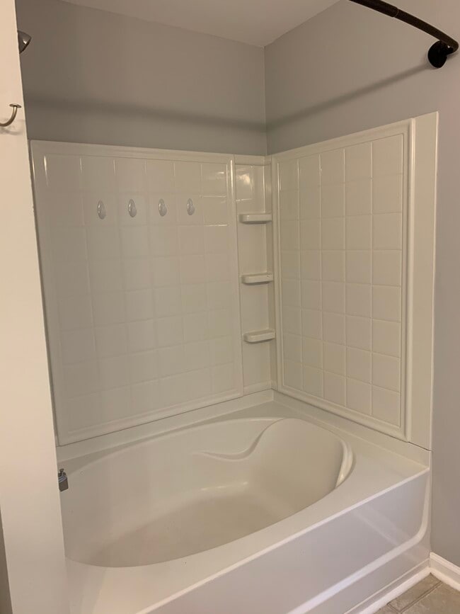 Large master shower/garden tub - 1545 Oldenburg Dr