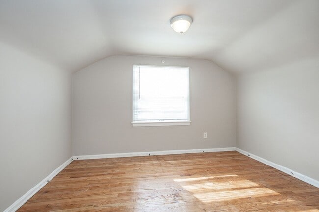 Building Photo - Spacious 3 bedroom/2 bath Cleveland Hts single family house!