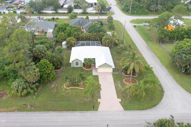 Building Photo - 2741 SW Pierson Rd