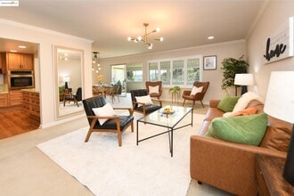 Building Photo - 1910 Skycrest Dr