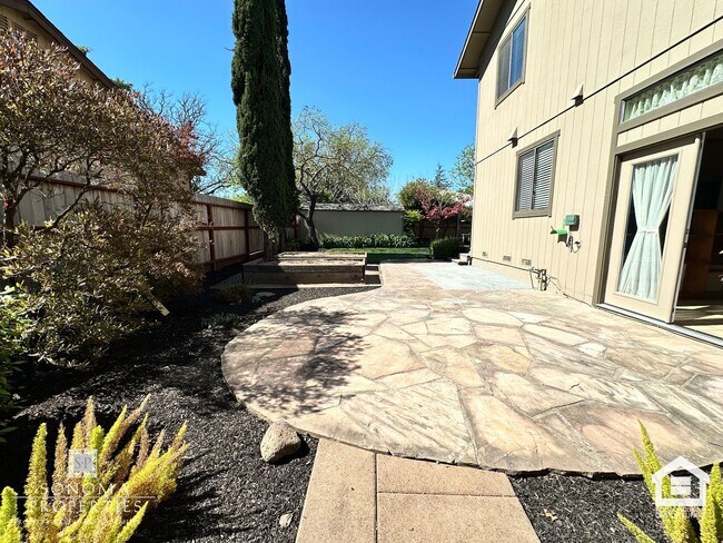 Building Photo - Spacious 4+BD/3BA Two-Story Home with Expansive Yard