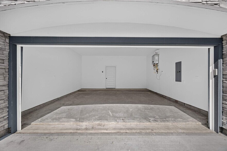 Building Photo - 2926 El Fenice Ln