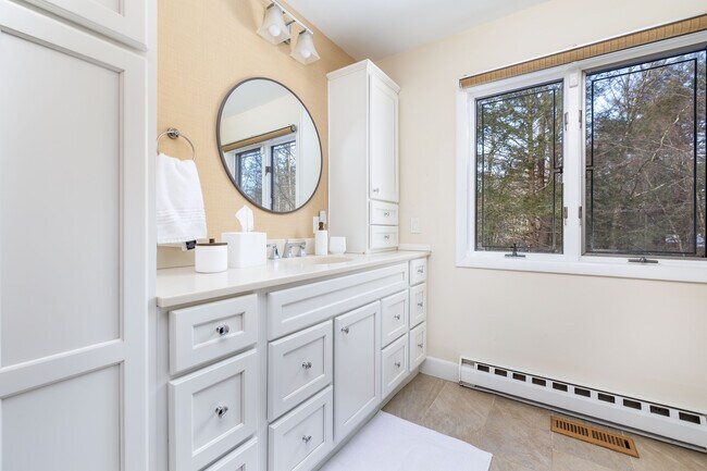 Building Photo - 9 Belshyre Ct