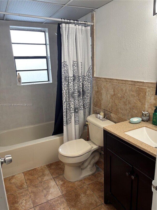 Building Photo - 9460 Fontainebleau Blvd