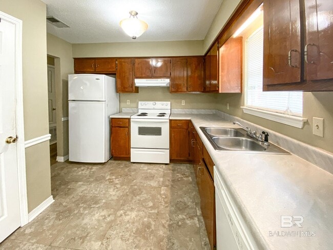 Building Photo - 21846 Mahan Dr