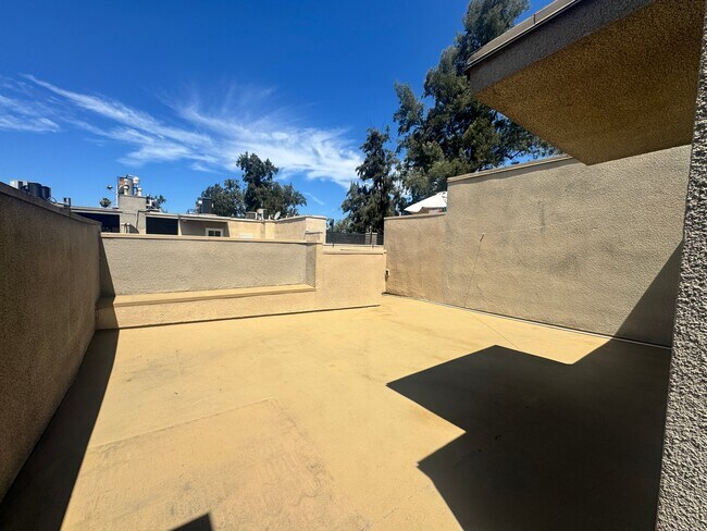 Building Photo - 13012 Riverside Dr